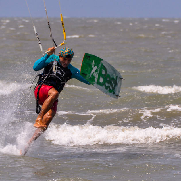 El kitesurf o kitesurfing también llamado kitebording