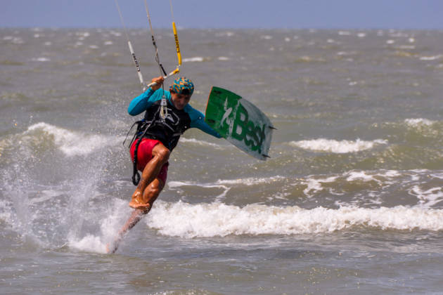 El kitesurf o kitesurfing también llamado kitebording