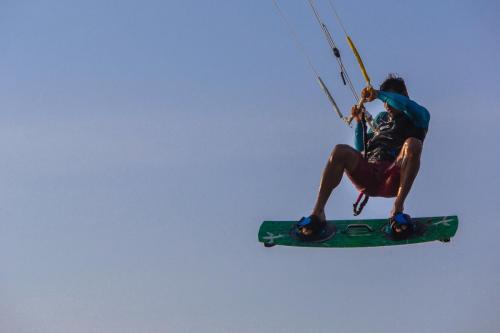 aprende a volar - clases de kitesurf Cartagena - Colombia